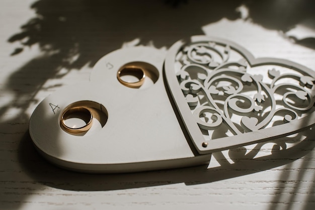 Anillos de boda con decoraciones en los preparativos del día de la boda.