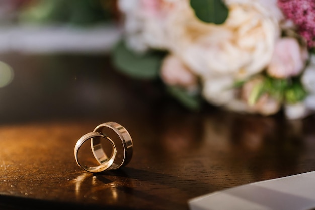 Anillos de boda con decoraciones en los preparativos del día de la boda.