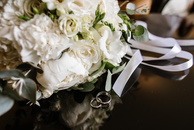 Anillos de boda con decoraciones en los preparativos del día de la boda.