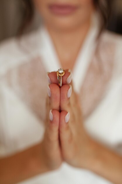 Anillos de boda entre los dedos