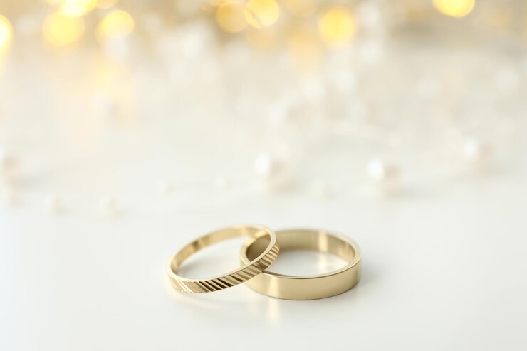 Anillos de boda dorados sobre un fondo claro