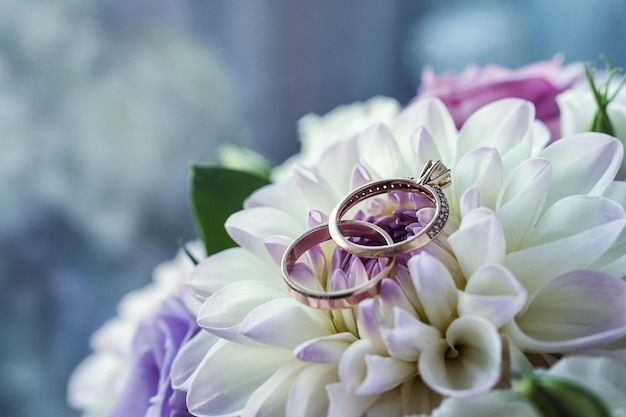 Los anillos de boda se encuentran en un hermoso ramo como accesorios nupciales