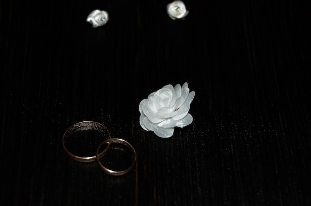 Anillos de boda con flores blancas