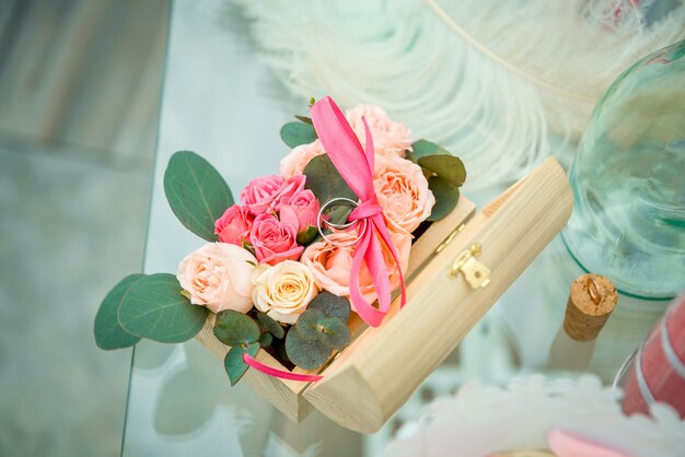 Anillos de boda con flores en una caja