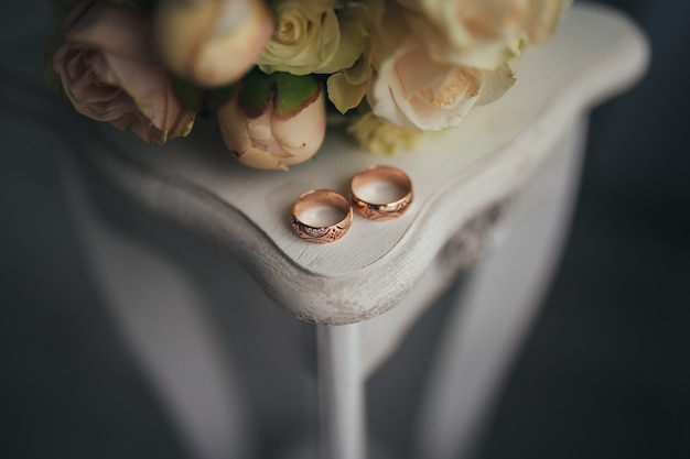 Anillos de boda con flores sobre la mesa. Foto de alta calidad