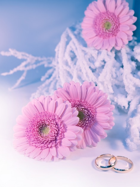 Anillos de boda y flores