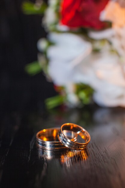 Anillos de boda y flores