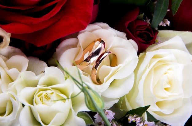 Anillos de boda y flores