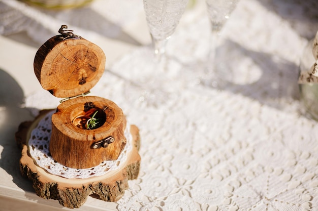 Anillos de boda en fondo de macro de caja de madera