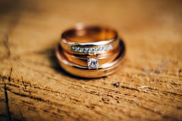 Anillos de boda con hermosas tallas en la arena