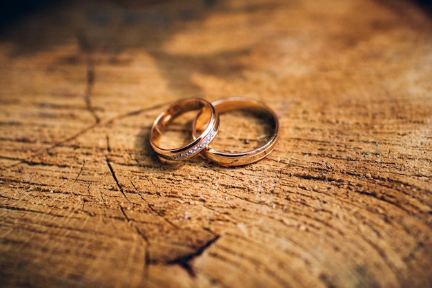 Anillos de boda con hermosas tallas en el fondo de arena