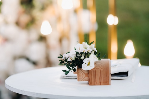 Foto anillos de boda en el joyero en la ceremonia de la boda.