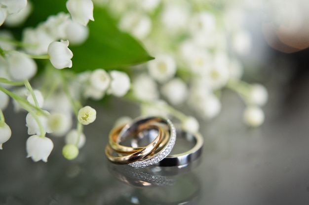 Anillos de boda de lujo con diamantes en flores.