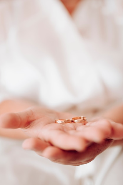 Anillos de boda en la mano de la novia