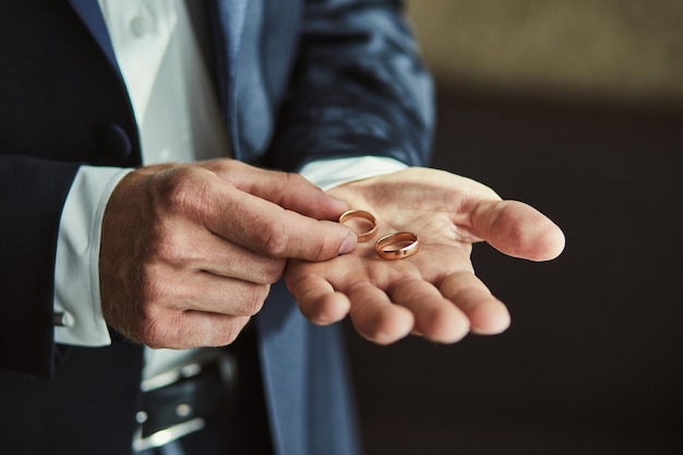 Anillos de boda en la mano del novio