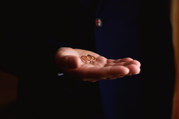 Anillos de boda a mano