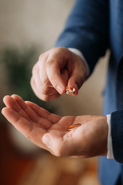 Anillos de boda en manos del novio 3973