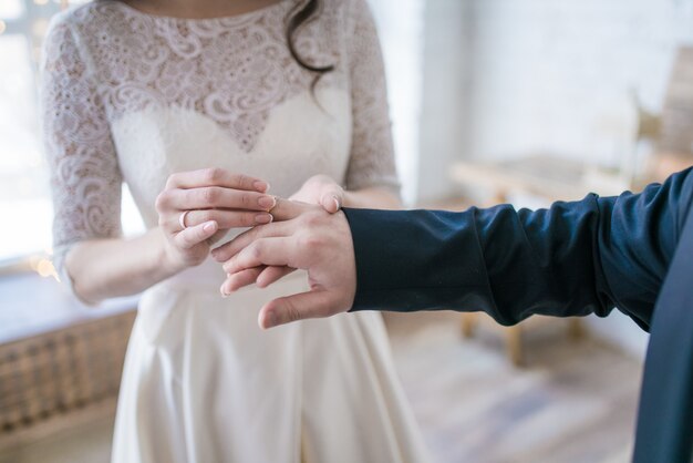 Anillos de boda y manos de novios.