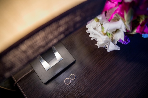 Foto anillos de boda en una mesa de madera