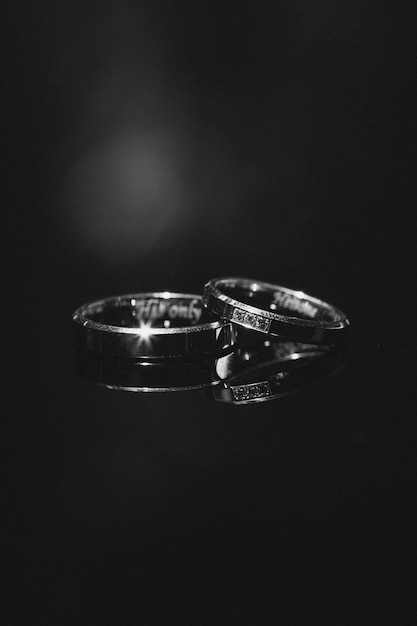 Anillos de boda en mesa negra