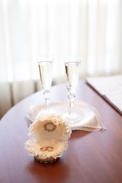 Anillos de boda en la mesa en la oficina de registro concepto de celebración de bodas para agencias de eventos