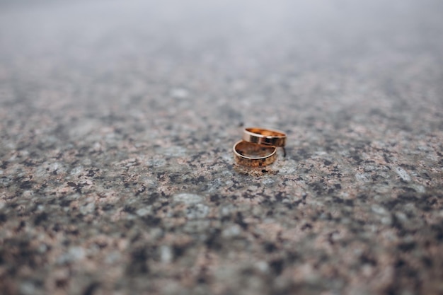 Anillos de boda en una mesa sobre un fondo oscuro