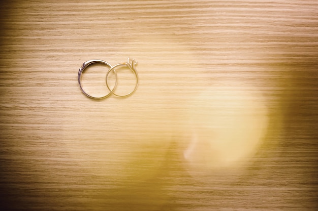 Anillos de boda en la mesa