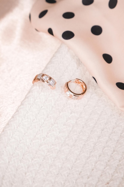 Los anillos de boda de la novia están en un vestido de lunares.