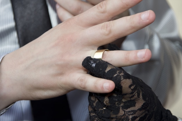 Anillos de boda. La novia y el novio