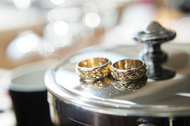 Foto anillos de boda de oro creativos, de cerca.