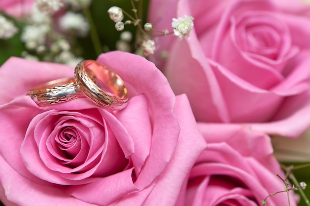 Foto anillos de boda de oro en flor. decorando la ceremonia de la boda.