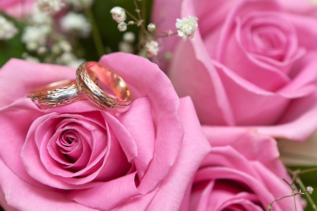 Anillos de boda de oro en flor. Decorando la ceremonia de la boda.