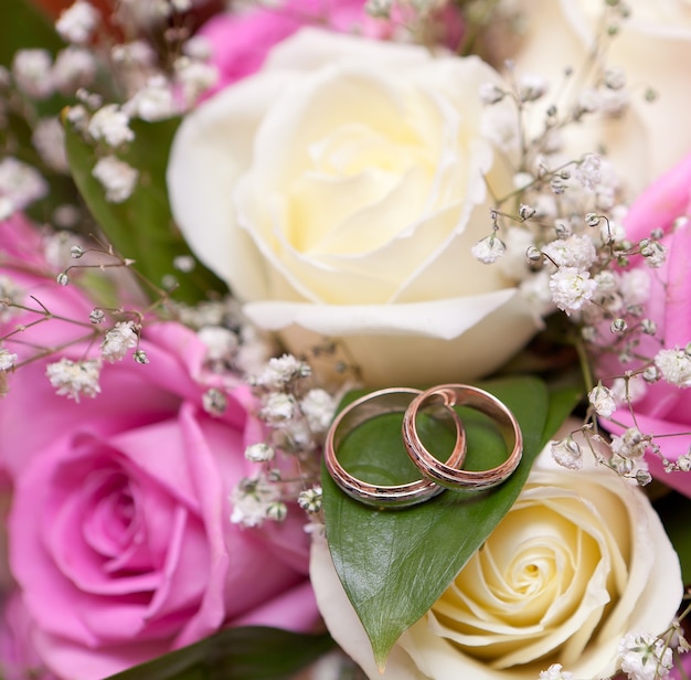 Anillos de boda de oro en flor. Decorando la ceremonia de la boda.