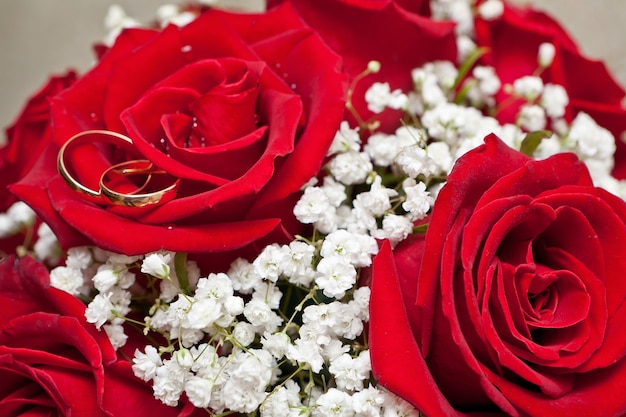 Anillos de boda de oro en flor