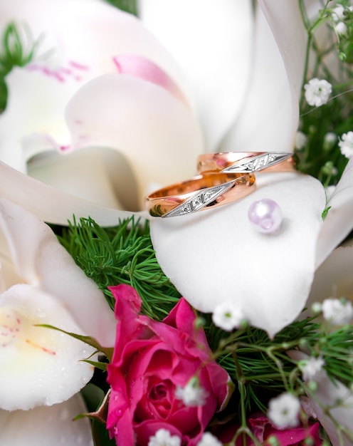 Anillos de boda de oro en flor