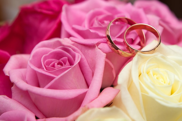 Anillos de boda de oro en flor