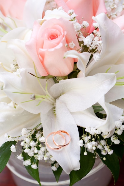 Foto anillos de boda de oro en flor