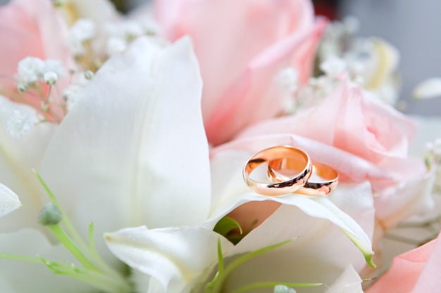 Anillos de boda de oro en flor