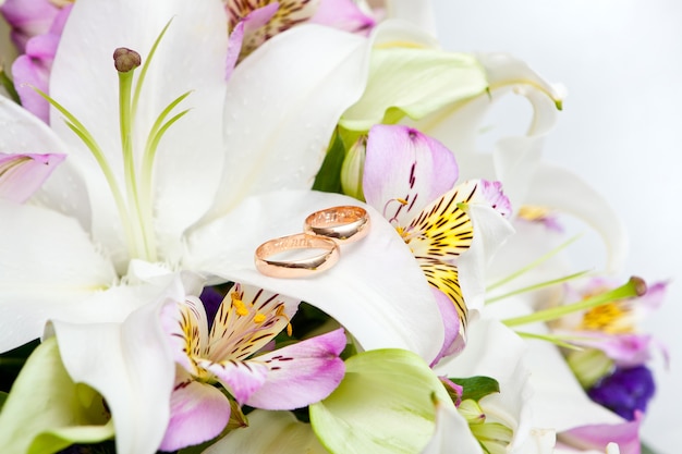 Anillos de boda de oro en flor