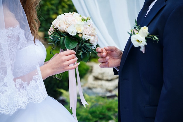 Anillos de boda de oro en manos de los recién casados