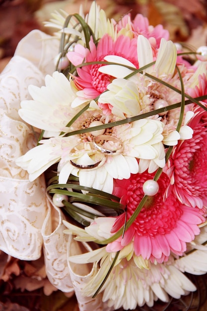 Anillos de boda de oro con ramo de flores de novia