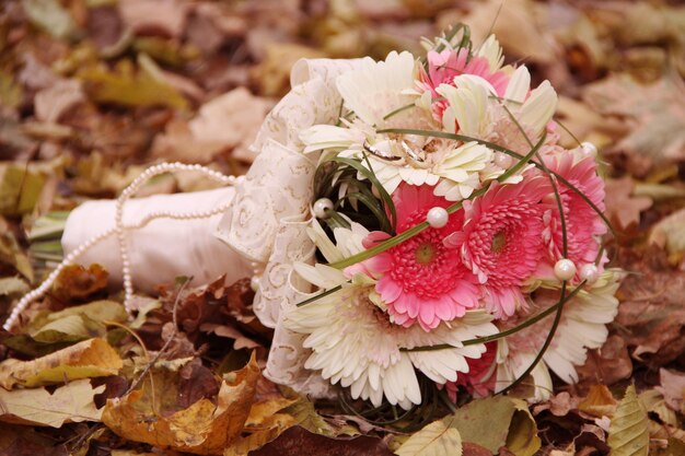 Anillos de boda de oro con ramo de flores de novia