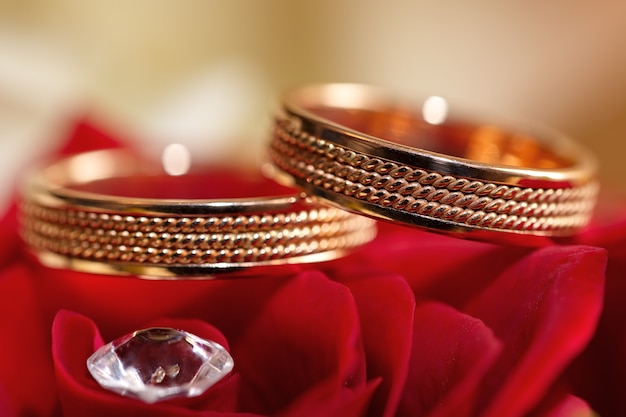 Anillos de boda de oro en un ramo de flores para la novia