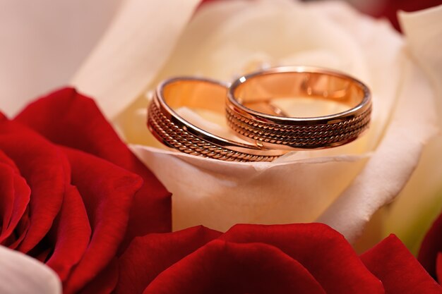 Anillos de boda de oro en un ramo de flores para la novia