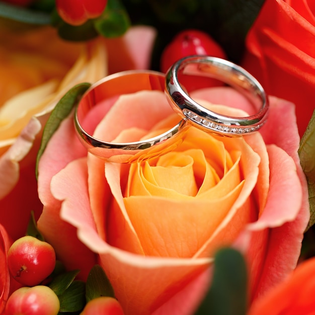 Anillos de boda de oro en un ramo de flores para la novia