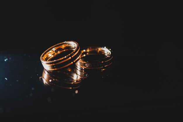 Foto anillos de boda de oro para recién casados anillos de voda preciosos para una pareja para una boda