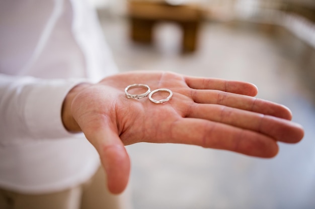 Anillos de boda en la palma del novio