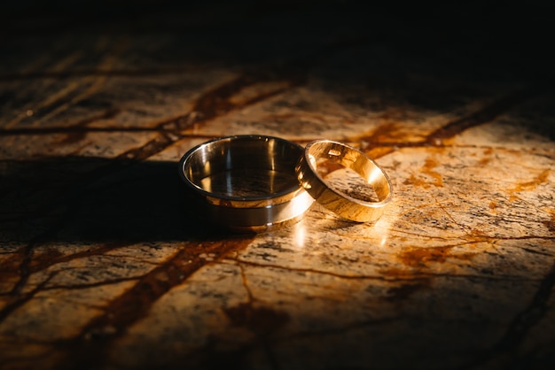 Anillos de boda par en textura de mármol antiguo