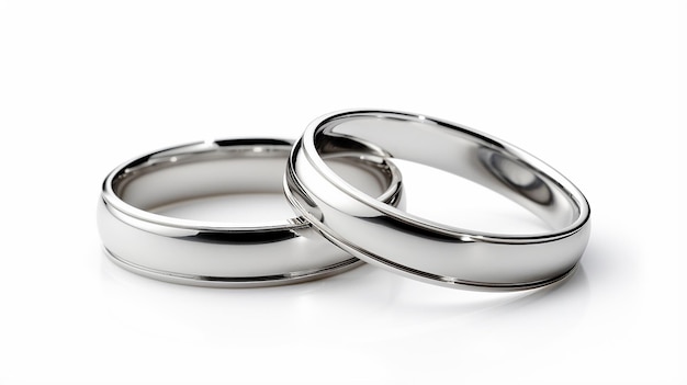 anillos de boda de plata aislados sobre fondo blanco