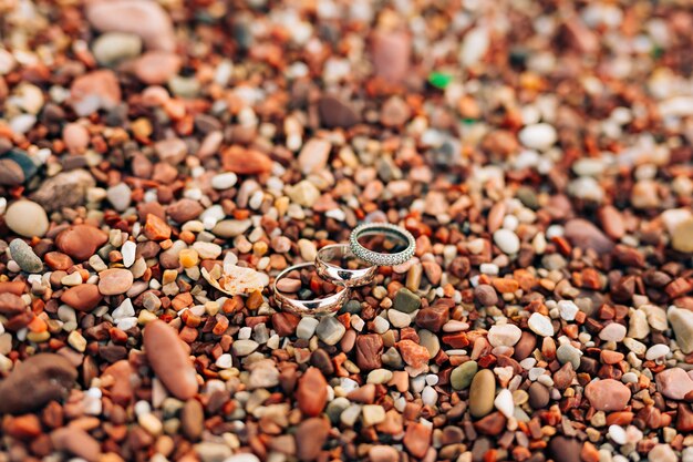 Anillos de boda en la playa guijarros joyas de boda boda en el mar